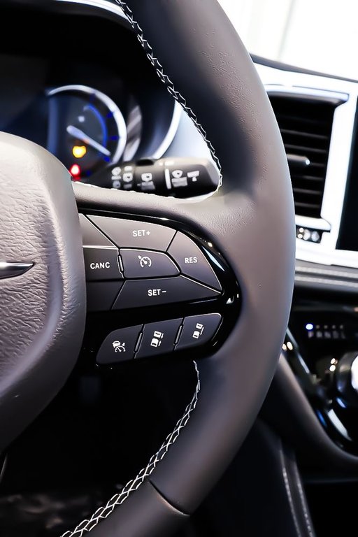 2024 Chrysler PACIFICA PHEV PREMIUM SELECT + ALLURE S + TOIT OUVRANT PANO in Terrebonne, Quebec - 16 - w1024h768px