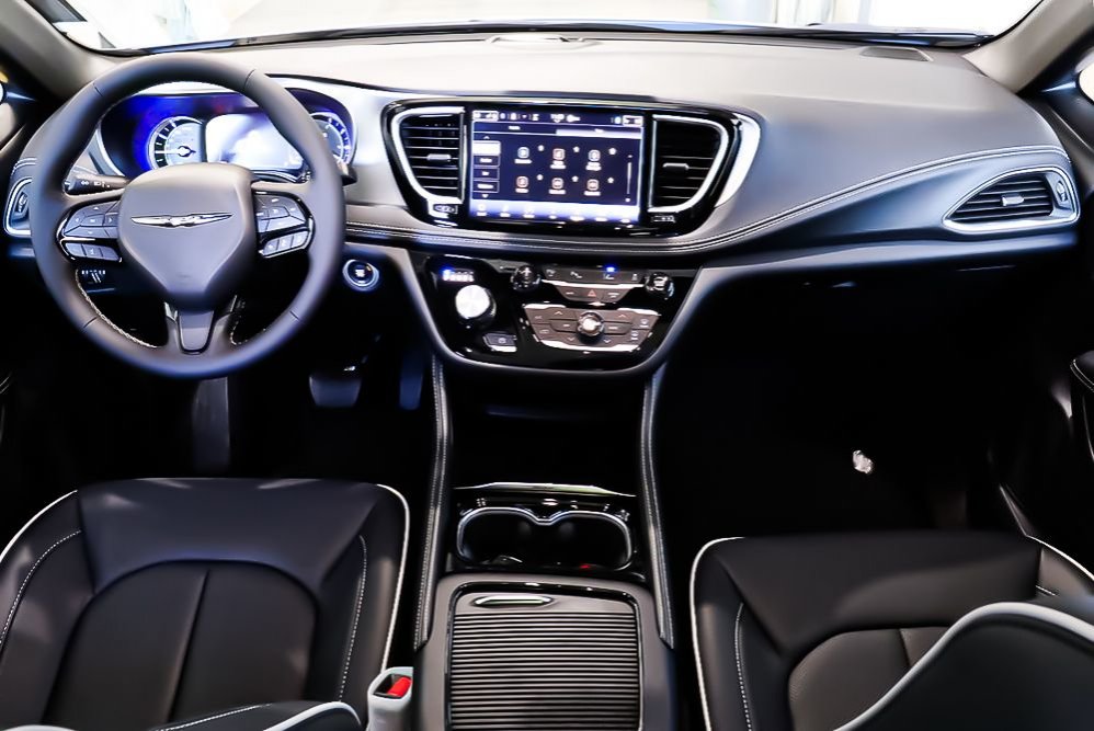 2024 Chrysler Pacifica Hybrid PREMIUM SELECT + ALLURE S + TOIT OUVRANT PANO in Terrebonne, Quebec - 13 - w1024h768px