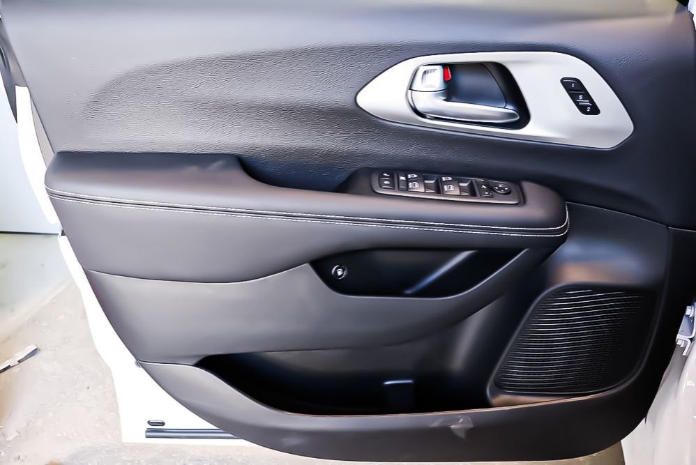 2024 Chrysler Pacifica Hybrid PREMIUM SELECT + ALLURE S + TOIT OUVRANT PANO in Terrebonne, Quebec - 23 - w1024h768px