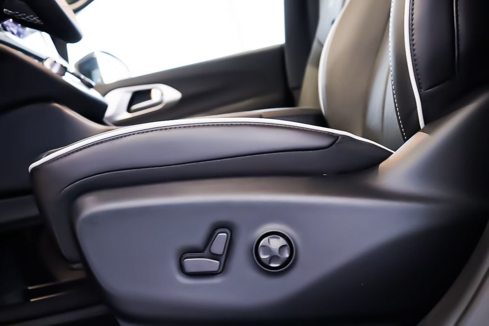 2024 Chrysler Pacifica Hybrid PREMIUM SELECT + ALLURE S + TOIT OUVRANT PANO in Terrebonne, Quebec - 12 - w1024h768px