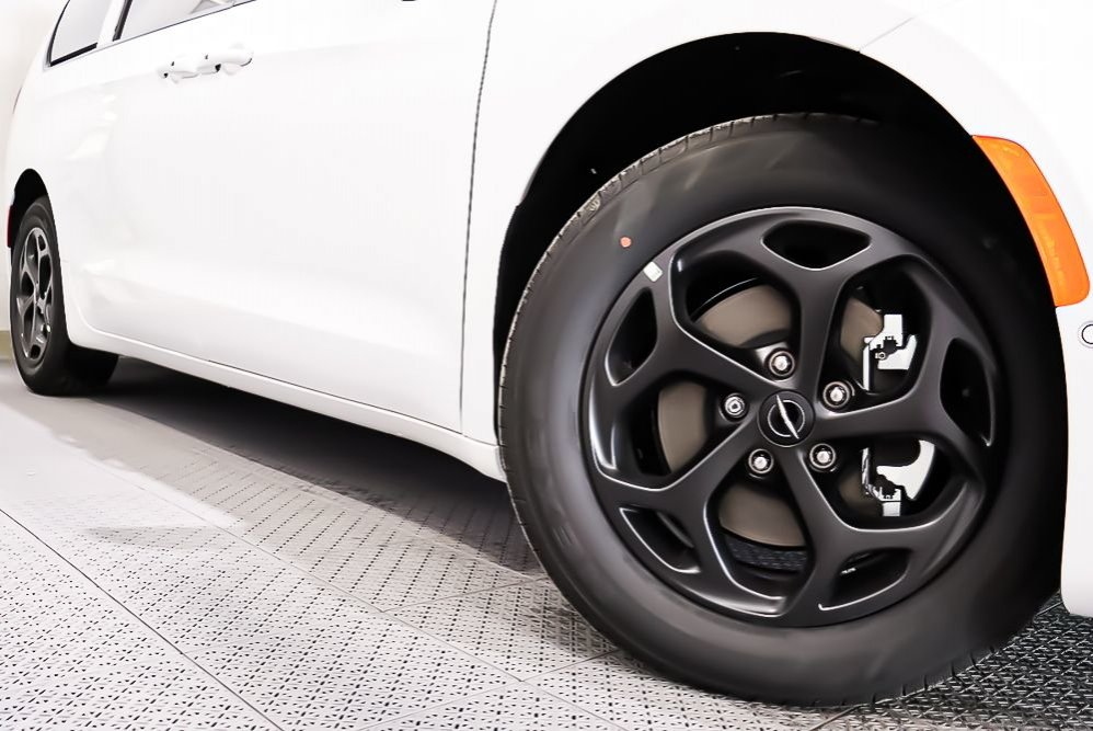 2024 Chrysler Pacifica Hybrid PREMIUM SELECT + ALLURE S + TOIT OUVRANT PANO in Terrebonne, Quebec - 9 - w1024h768px