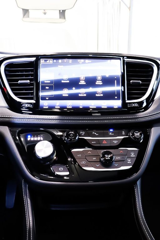 2024 Chrysler Pacifica Hybrid PREMIUM SELECT + ALLURE S + TOIT OUVRANT PANO in Terrebonne, Quebec - 18 - w1024h768px