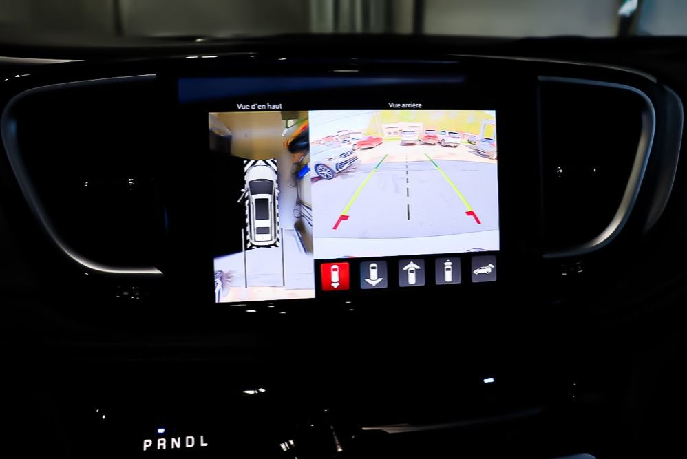 2024 Chrysler Pacifica Hybrid PREMIUM SELECT + ALLURE S + TOIT OUVRANT PANO in Terrebonne, Quebec - 19 - w1024h768px