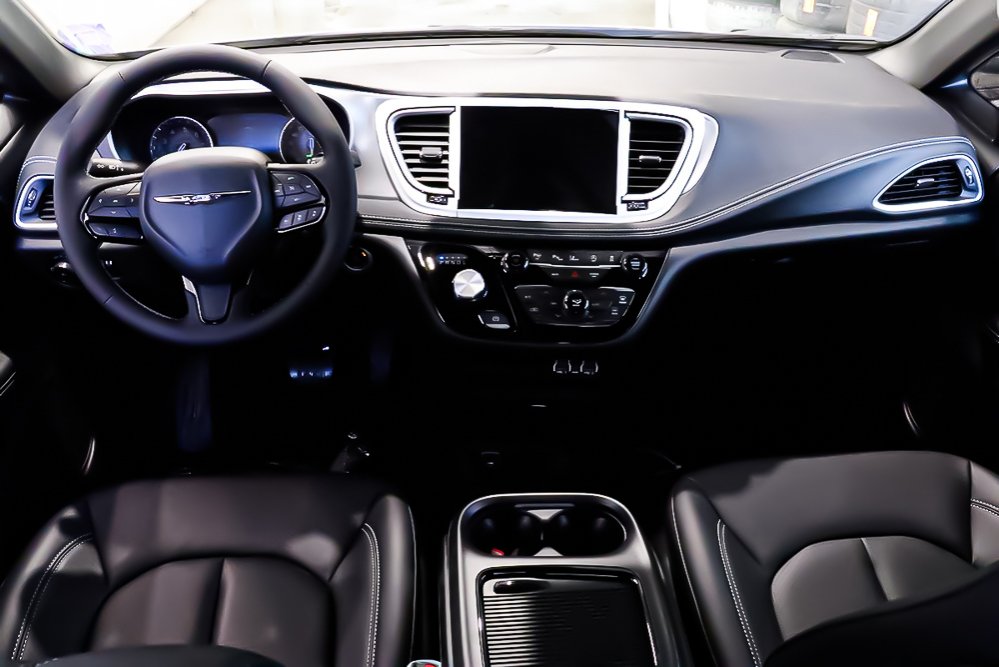 2023 Chrysler PACIFICA TOURING + 7 PASSAGERS in Terrebonne, Quebec - 12 - w1024h768px