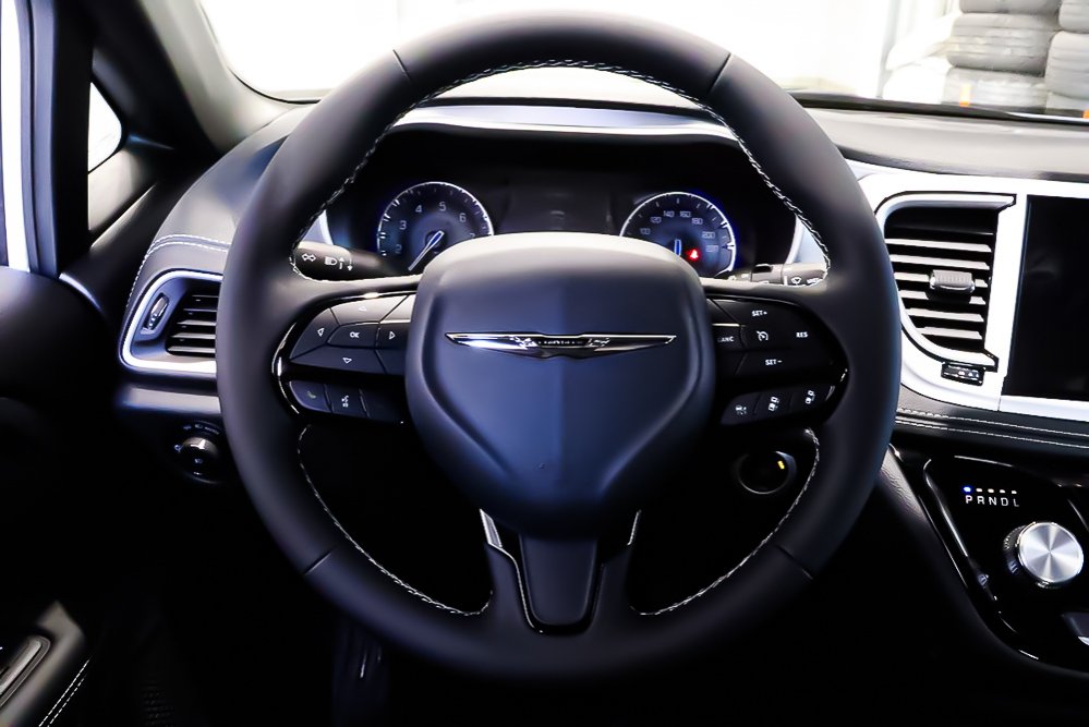 2023 Chrysler PACIFICA TOURING + 7 PASSAGERS in Terrebonne, Quebec - 13 - w1024h768px