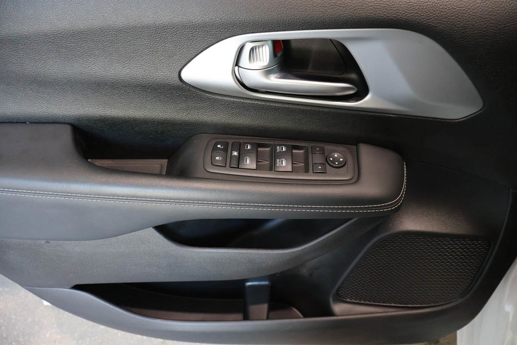 2023 Chrysler PACIFICA TOURING + 7 PASSAGERS in Terrebonne, Quebec - 27 - w1024h768px