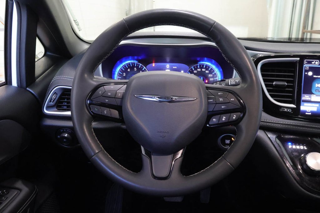 2023 Chrysler PACIFICA TOURING + 7 PASSAGERS in Terrebonne, Quebec - 17 - w1024h768px