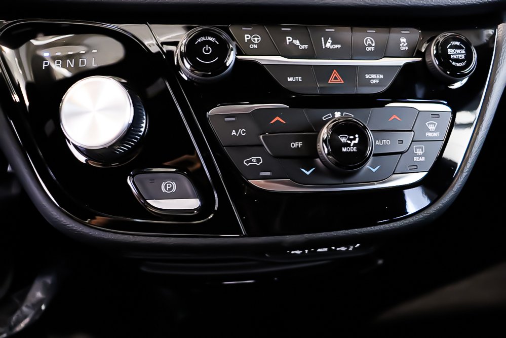 2023 Chrysler PACIFICA TOURING + 7 PASSAGERS in Terrebonne, Quebec - 17 - w1024h768px
