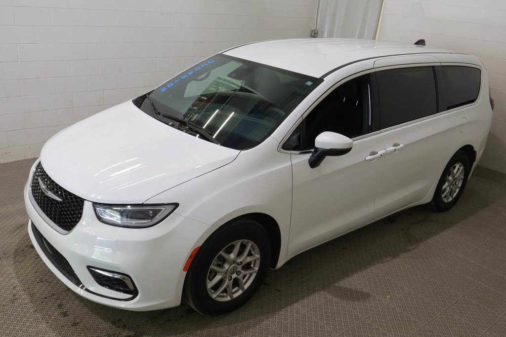 2023 Chrysler PACIFICA TOURING + 7 PASSAGERS in Terrebonne, Quebec - 3 - w1024h768px