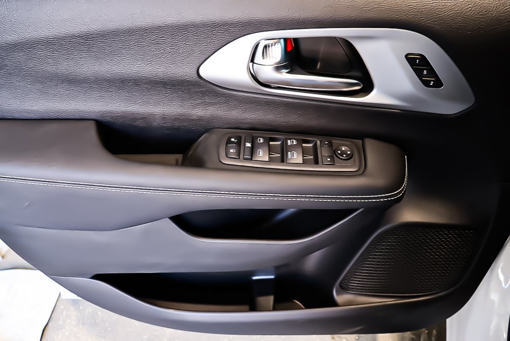 2023 Chrysler PACIFICA TOURING + 7 PASSAGERS in Terrebonne, Quebec - 19 - w1024h768px