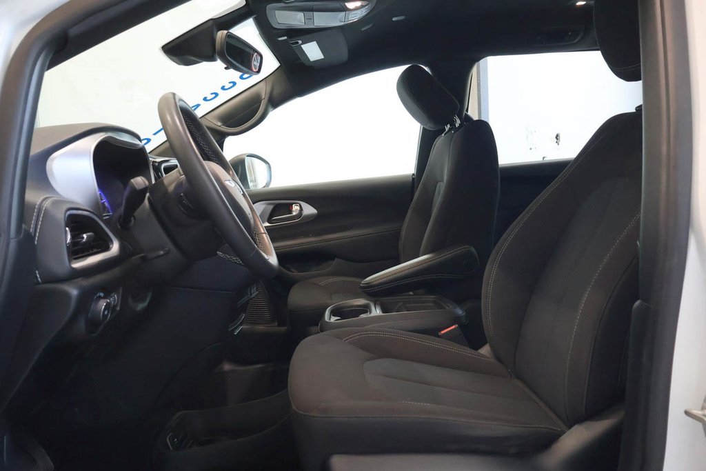 2023 Chrysler PACIFICA TOURING + 7 PASSAGERS in Terrebonne, Quebec - 13 - w1024h768px