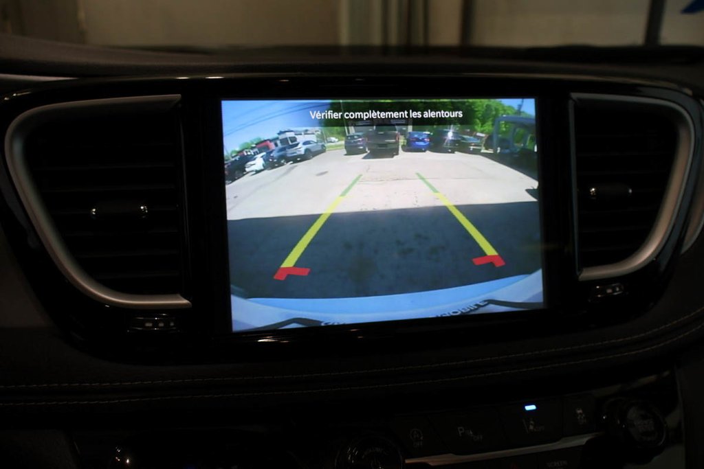 2023 Chrysler PACIFICA TOURING + 7 PASSAGERS in Terrebonne, Quebec - 23 - w1024h768px