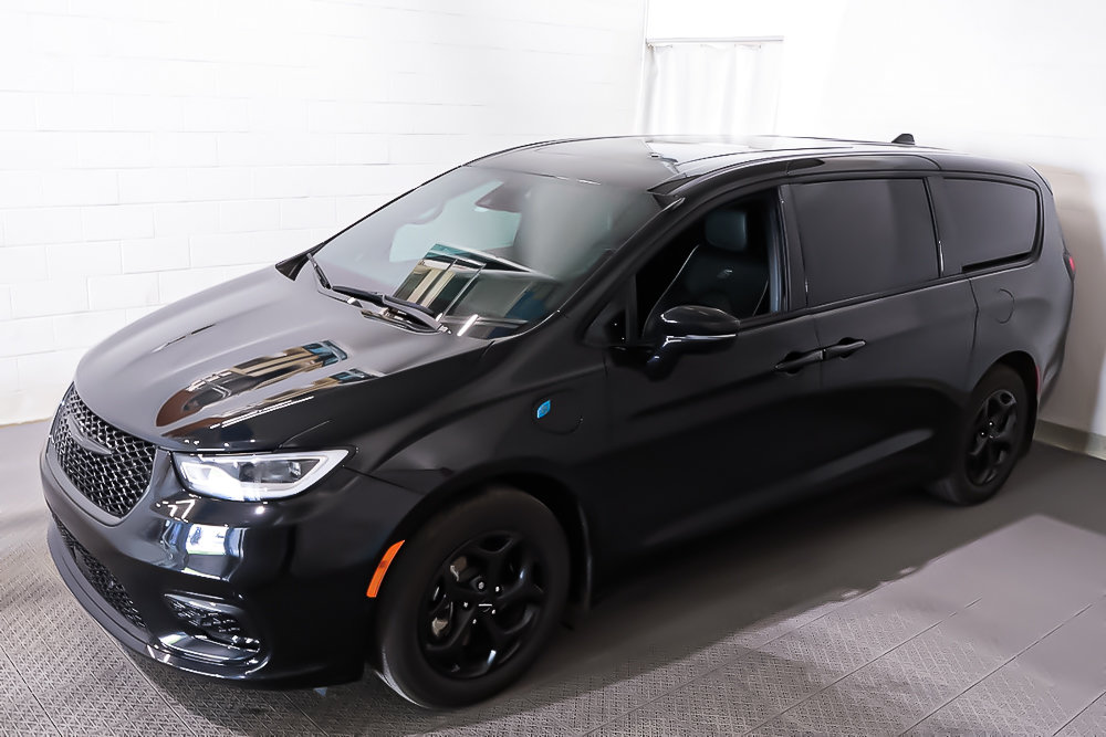 2023 Chrysler Pacifica HYBRIDE + LIMITED + TOIT OUVRANT + CUIR in Terrebonne, Quebec - 3 - w1024h768px