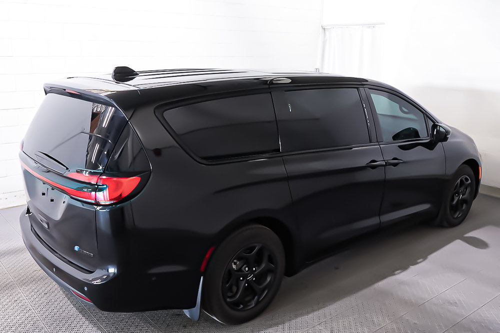 2023 Chrysler Pacifica HYBRIDE + LIMITED + TOIT OUVRANT + CUIR in Terrebonne, Quebec - 10 - w1024h768px