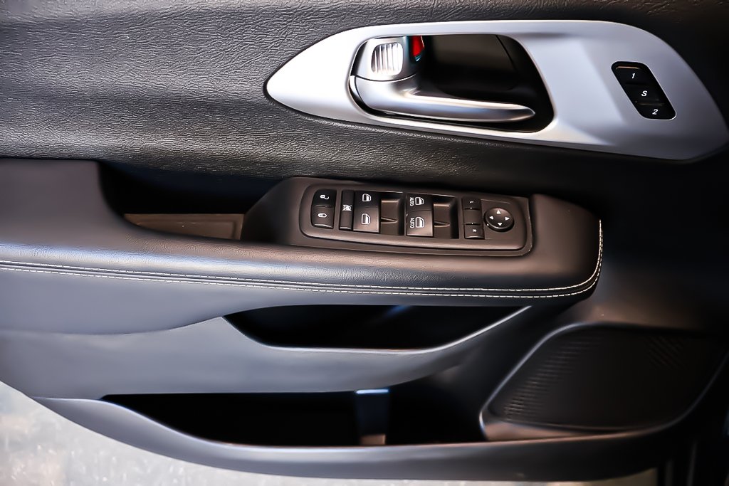 2023 Chrysler Pacifica TOURING L + ALLURE S + 7 PASSAGERS in Terrebonne, Quebec - 27 - w1024h768px