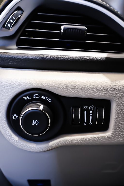 2023 Chrysler Pacifica TOURING L + STOW N GO + CARPLAY in Terrebonne, Quebec - 26 - w1024h768px