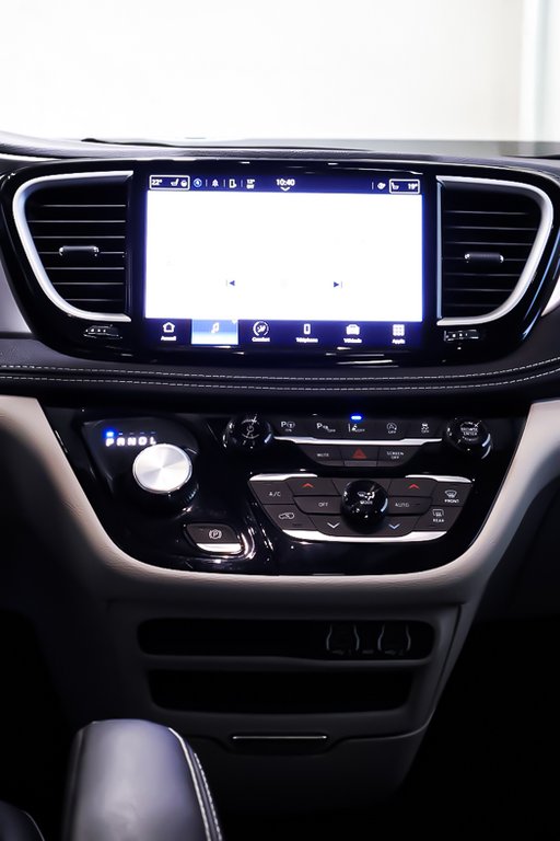 2023 Chrysler Pacifica TOURING L + STOW N GO + CARPLAY in Terrebonne, Quebec - 22 - w1024h768px