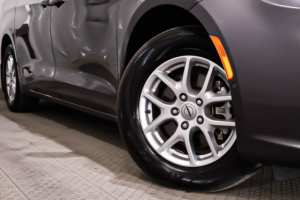 2023 Chrysler Pacifica TOURING L + STOW N GO + CARPLAY in Terrebonne, Quebec - 11 - w1024h768px