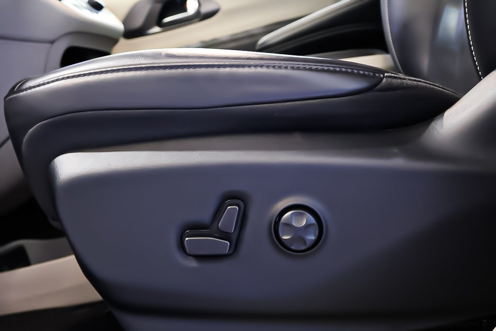 2023 Chrysler Pacifica TOURING L + STOW N GO + CARPLAY in Terrebonne, Quebec - 14 - w1024h768px