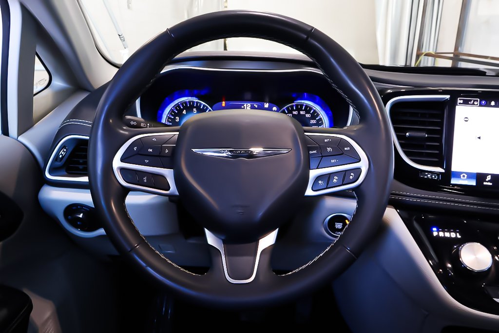 2023 Chrysler Pacifica TOURING L + AWD + STOW N GO in Terrebonne, Quebec - 17 - w1024h768px