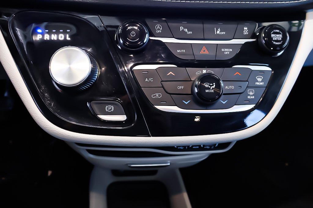 2023 Chrysler Pacifica TOURING L + AWD + STOW N GO in Terrebonne, Quebec - 25 - w1024h768px
