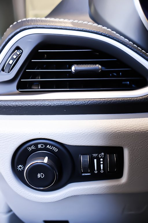 2023 Chrysler Pacifica TOURING L + AWD + STOW N GO in Terrebonne, Quebec - 26 - w1024h768px