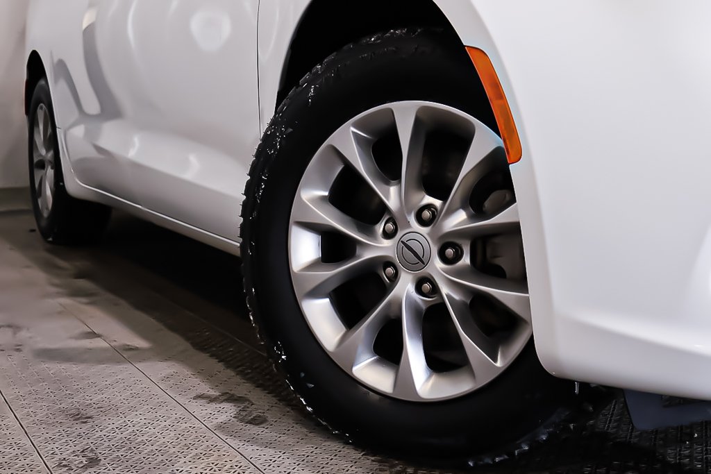 2023 Chrysler Pacifica TOURING L + AWD + STOW N GO in Terrebonne, Quebec - 11 - w1024h768px