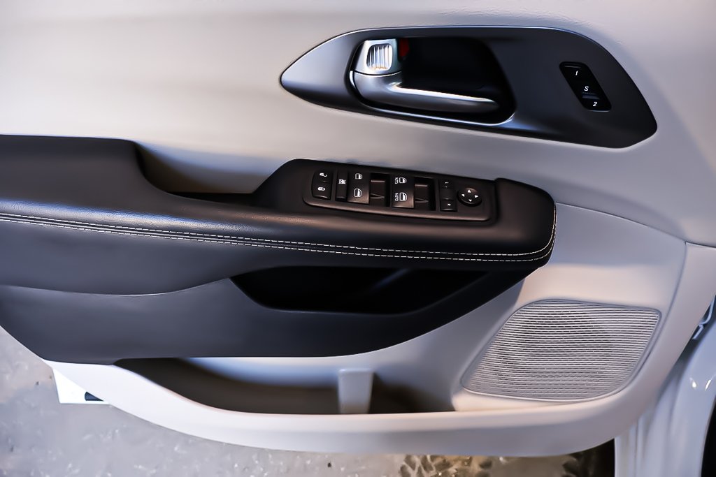 2023 Chrysler Pacifica TOURING L + AWD + STOW N GO in Terrebonne, Quebec - 27 - w1024h768px