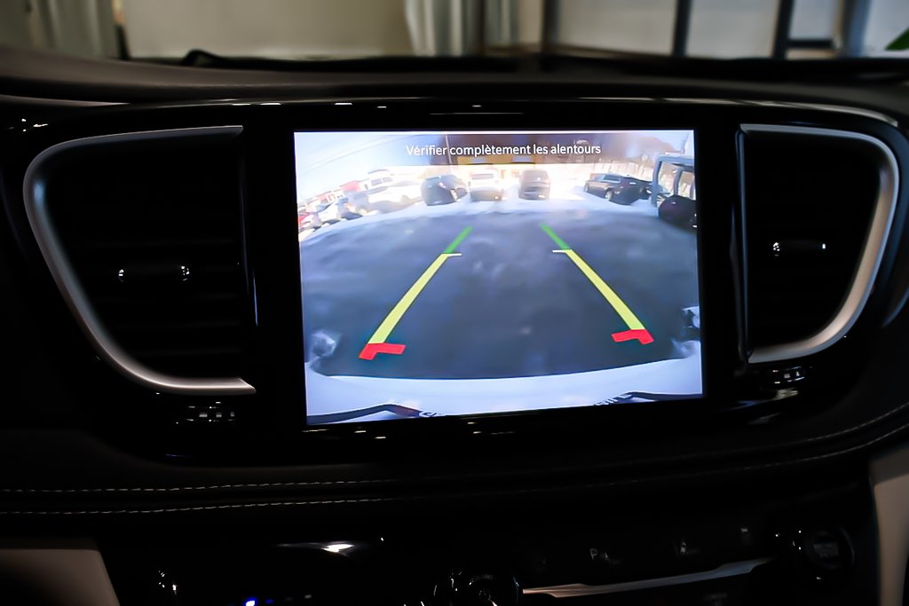 2023 Chrysler Pacifica TOURING L + AWD + STOW N GO in Terrebonne, Quebec - 23 - w1024h768px