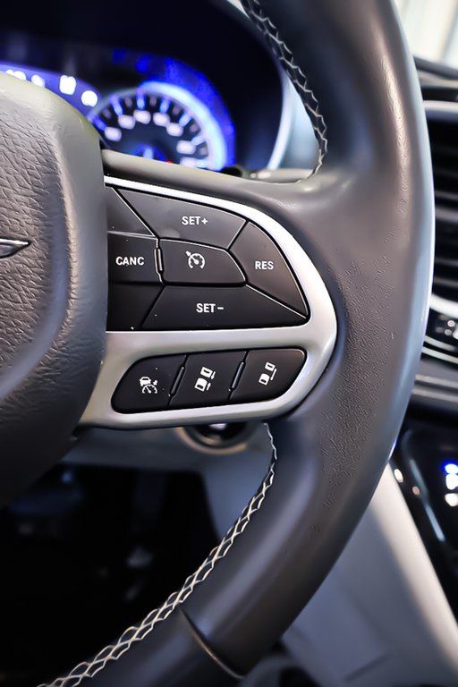 2023 Chrysler Pacifica TOURING L + AWD + STOW N GO in Terrebonne, Quebec - 19 - w1024h768px