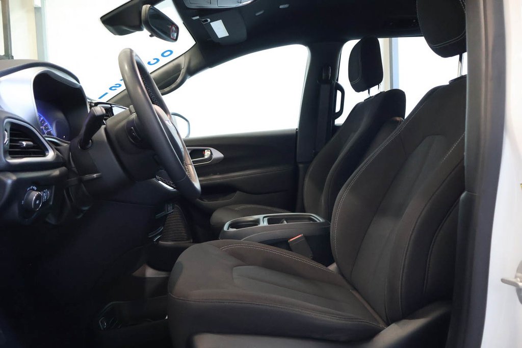 2023 Chrysler Pacifica TOURING + 7 PASSAGERS + CARPLAY in Terrebonne, Quebec - 10 - w1024h768px
