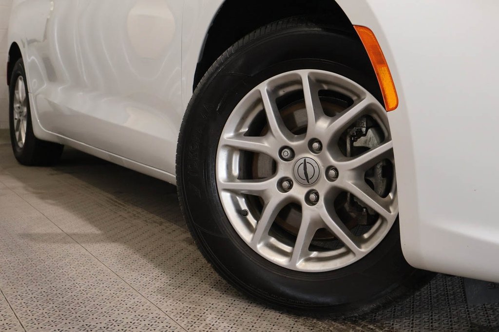 2023 Chrysler Pacifica TOURING + 7 PASSAGERS + CARPLAY in Terrebonne, Quebec - 9 - w1024h768px