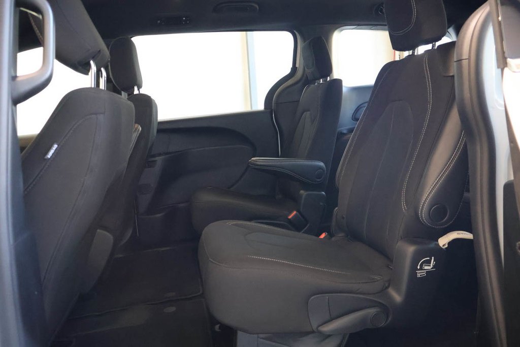 2023 Chrysler Pacifica TOURING + 7 PASSAGERS + CARPLAY in Terrebonne, Quebec - 22 - w1024h768px