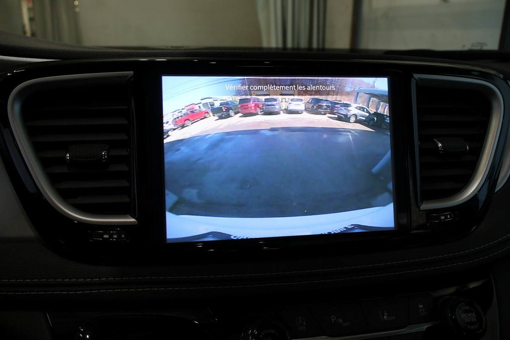 2023 Chrysler Pacifica TOURING + 7 PASSAGERS + CARPLAY in Terrebonne, Quebec - 18 - w1024h768px