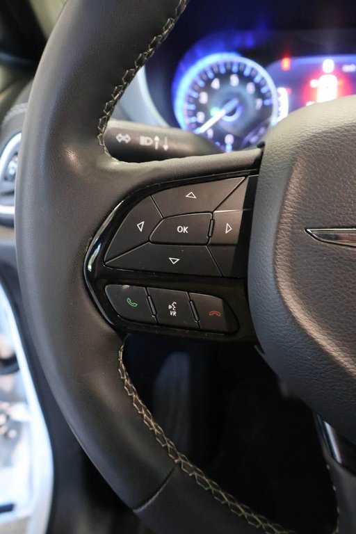 2023 Chrysler Pacifica TOURING + 7 PASSAGERS + CARPLAY in Terrebonne, Quebec - 14 - w1024h768px