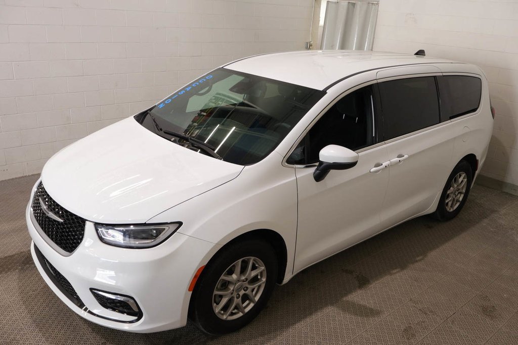 2023 Chrysler Pacifica TOURING + 7 PASSAGERS + CARPLAY in Terrebonne, Quebec - 3 - w1024h768px