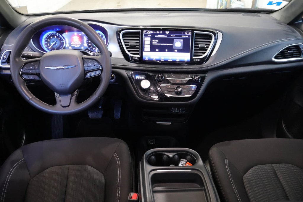2023 Chrysler Pacifica TOURING + 7 PASSAGERS + CARPLAY in Terrebonne, Quebec - 12 - w1024h768px