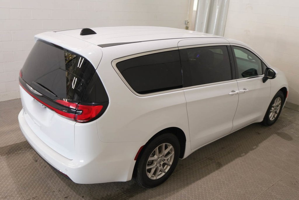2023 Chrysler Pacifica TOURING + 7 PASSAGERS + CARPLAY in Terrebonne, Quebec - 8 - w1024h768px