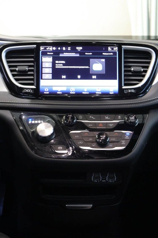 2023 Chrysler Pacifica TOURING + 7 PASSAGERS + CARPLAY in Terrebonne, Quebec - 17 - w1024h768px