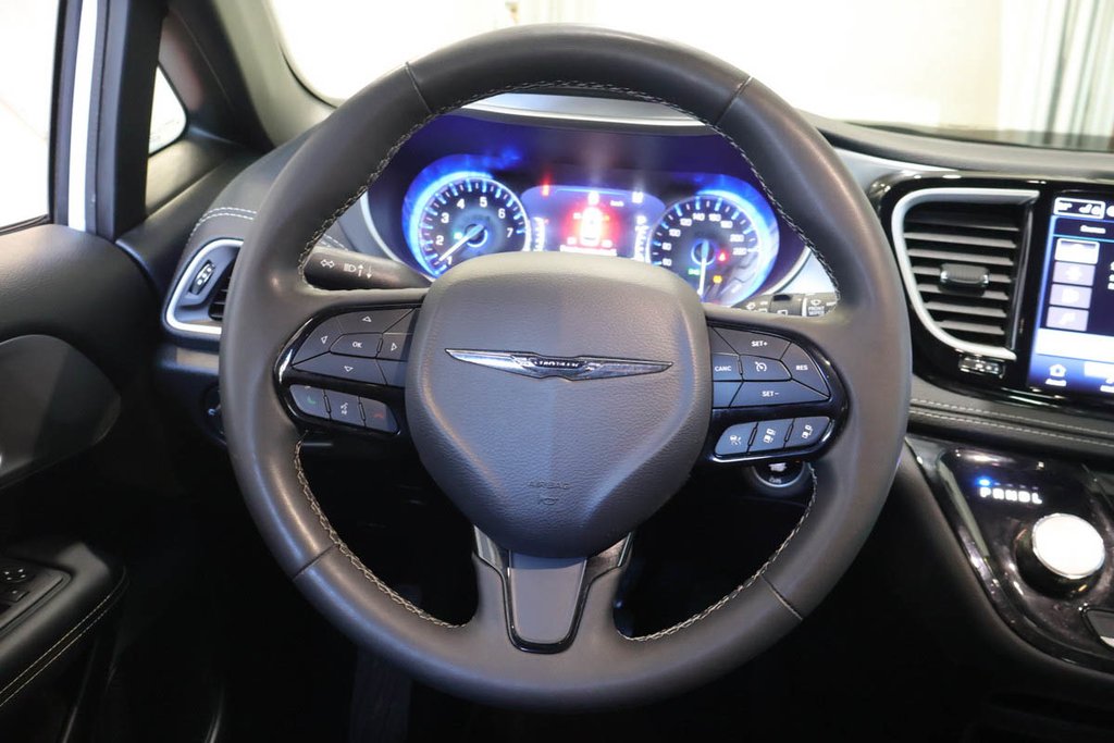 2023 Chrysler Pacifica TOURING + 7 PASSAGERS + CARPLAY in Terrebonne, Quebec - 13 - w1024h768px