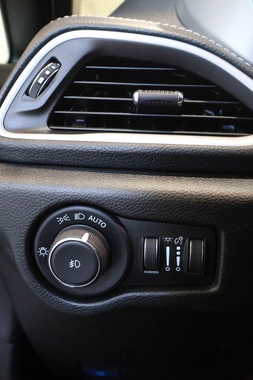 2023 Chrysler Pacifica TOURING + 7 PASSAGERS + CARPLAY in Terrebonne, Quebec - 20 - w1024h768px