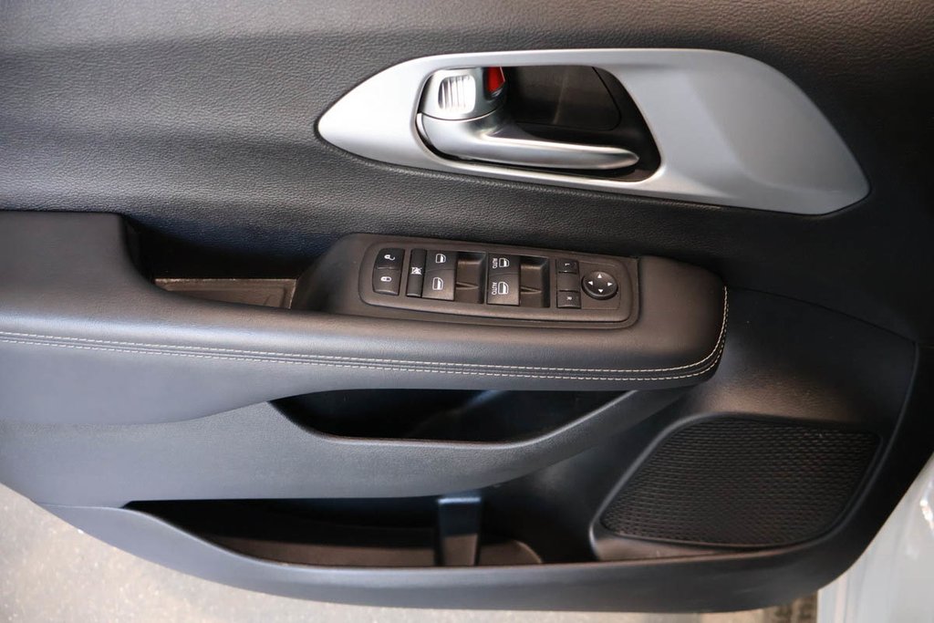 2023 Chrysler Pacifica TOURING + 7 PASSAGERS + CARPLAY in Terrebonne, Quebec - 21 - w1024h768px