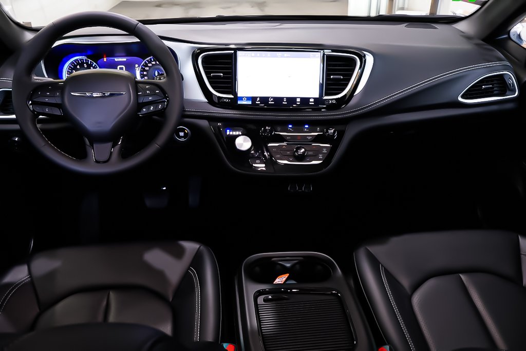 2024 Chrysler Pacifica TOURING L + ALLURE S + TOIT OUVRANT PANO in Terrebonne, Quebec - 17 - w1024h768px
