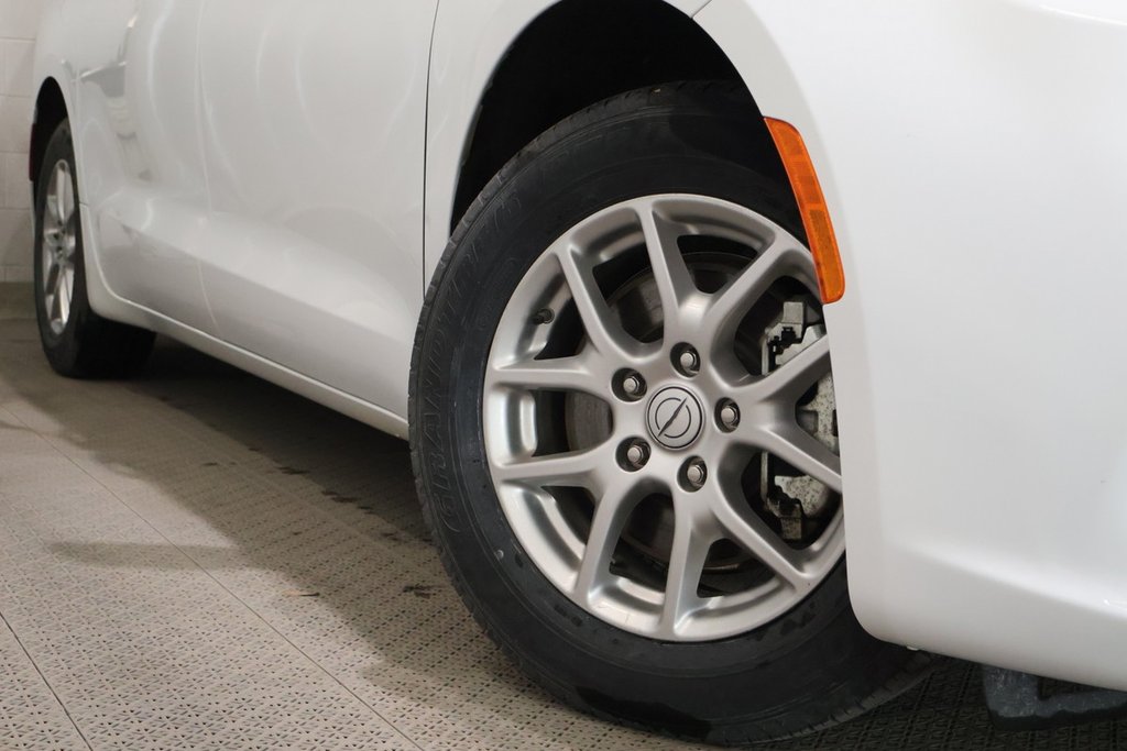 2025 Chrysler Pacifica SELECT + 7 PASSAGERS in Terrebonne, Quebec - 2 - w1024h768px