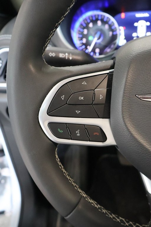 2025 Chrysler Pacifica SELECT + 7 PASSAGERS in Terrebonne, Quebec - 11 - w1024h768px