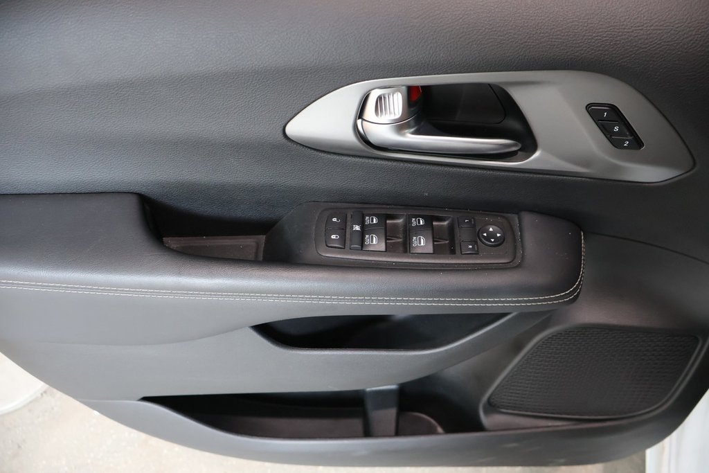 2025 Chrysler Pacifica SELECT + 7 PASSAGERS in Terrebonne, Quebec - 21 - w1024h768px