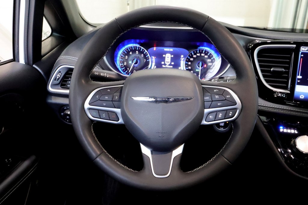 2025 Chrysler Pacifica SELECT + 7 PASSAGERS in Terrebonne, Quebec - 10 - w1024h768px
