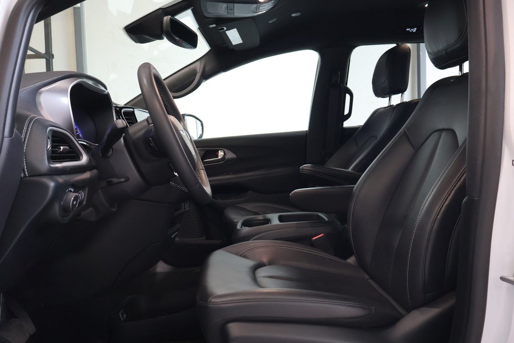 2025 Chrysler Pacifica SELECT + 7 PASSAGERS in Terrebonne, Quebec - 6 - w1024h768px