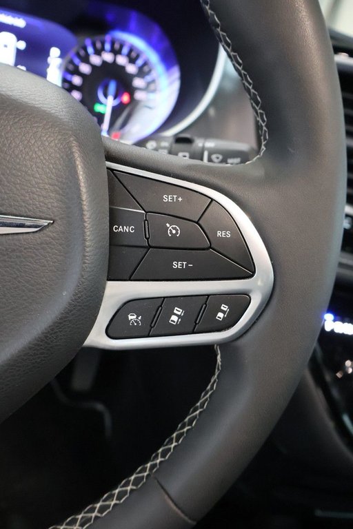 2025 Chrysler Pacifica SELECT + 7 PASSAGERS in Terrebonne, Quebec - 13 - w1024h768px