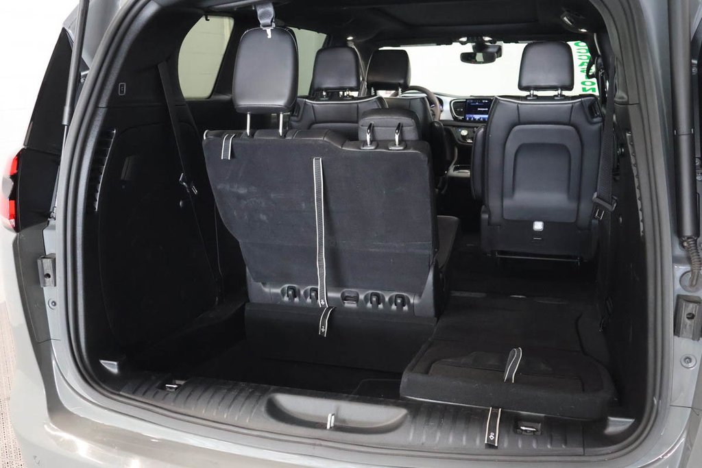 2025 Chrysler Pacifica LIMITED + APPARENCE S + TOIT OUVRANT PANO in Terrebonne, Quebec - 9 - w1024h768px